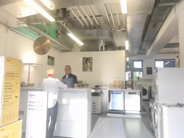 Beratungsgespräch am Verkaufstresen im Showroom in Windisch