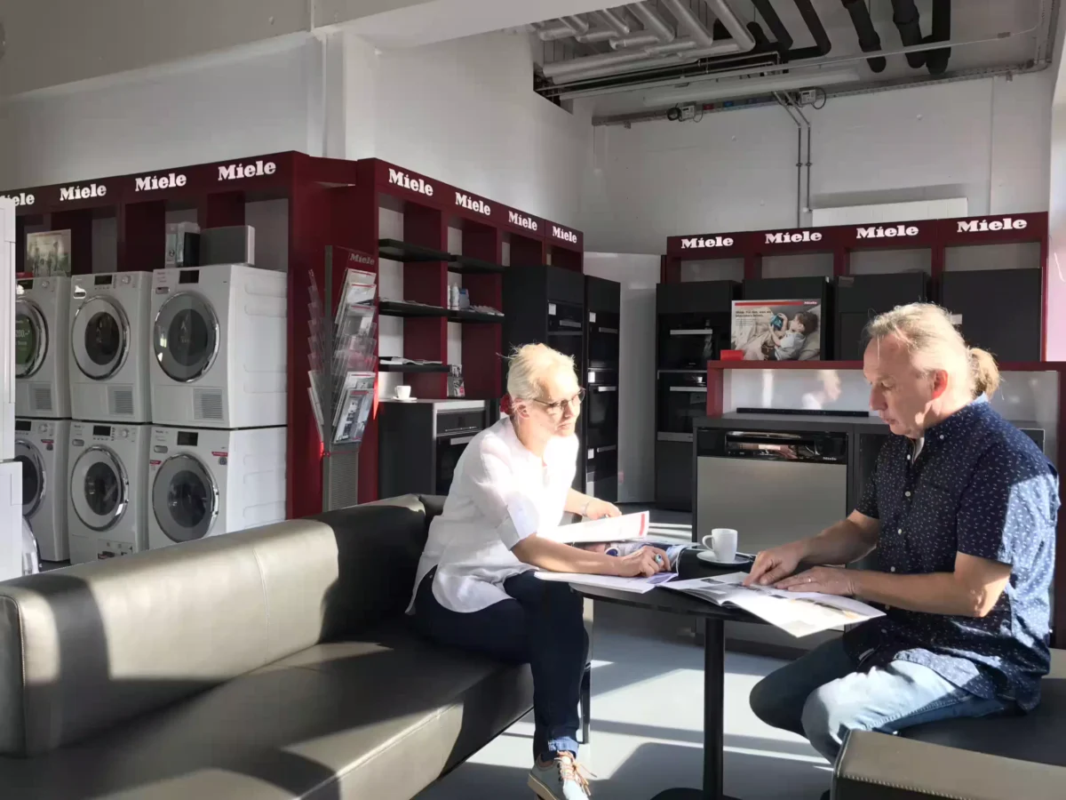 Kundengespräch im Showroom von Sanigroup in Windisch